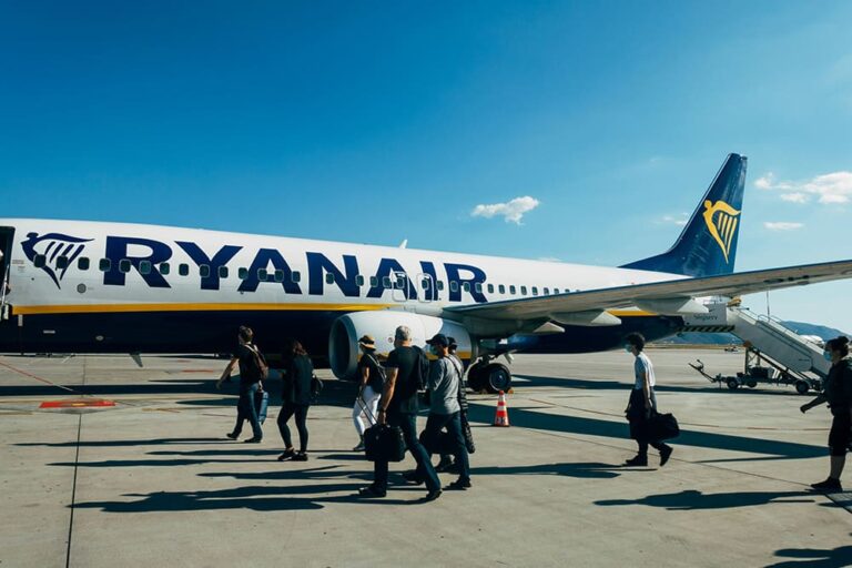 ライアンエアーに搭乗する旅行客の写真