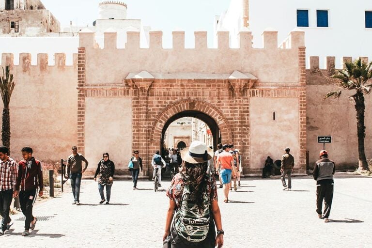 モロッコを観光している女性の後ろ姿の写真