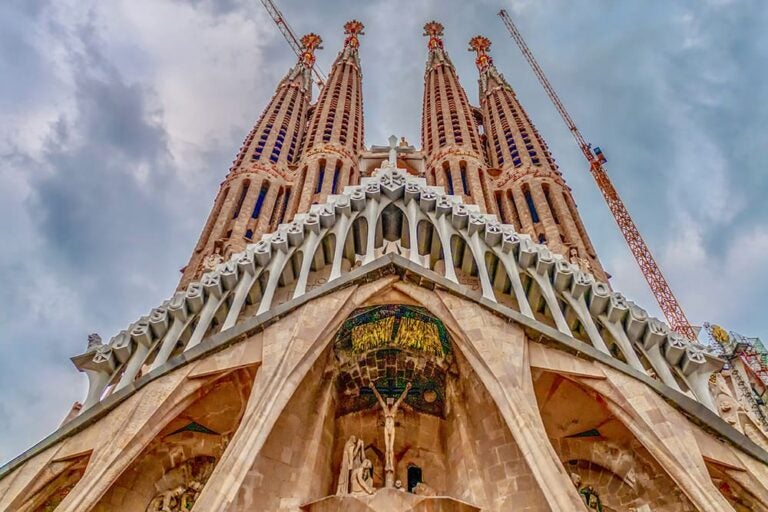 スペインのバルセロナにあるサグラダファミリアの外観