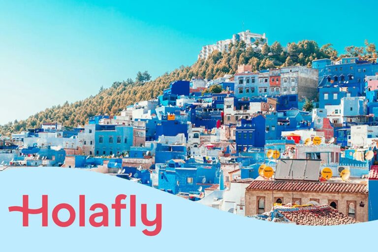 シャウエンの青い街並みとeSIMストアHolaflyの文字