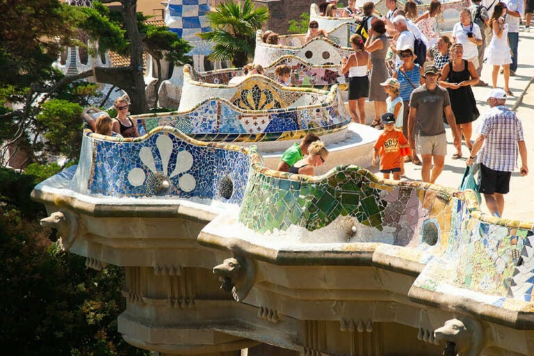 バルセロナのグエル公園を訪れている観光客の写真