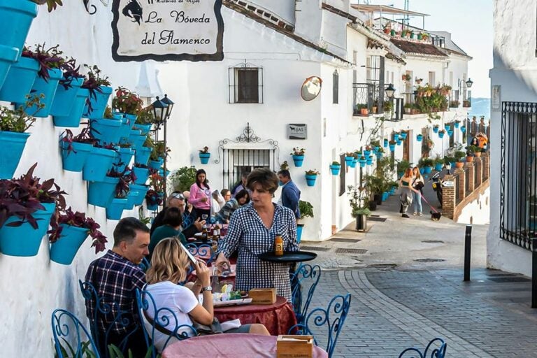 スペインの飲食店で食事を注文している男女と店員の写真。