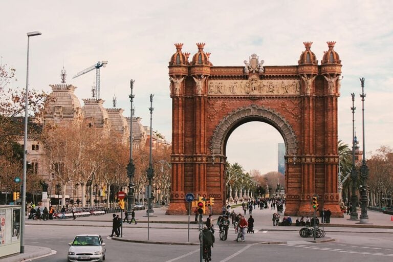 寒空に佇むバルセロナ凱旋門の写真