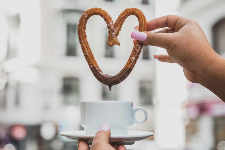 マドリードのカフェでチョコレートが付いたハート型のチュロスの記念撮影をしている写真
