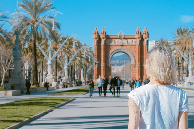 バルセロナ凱旋門を観光する女性の後ろ姿の写真