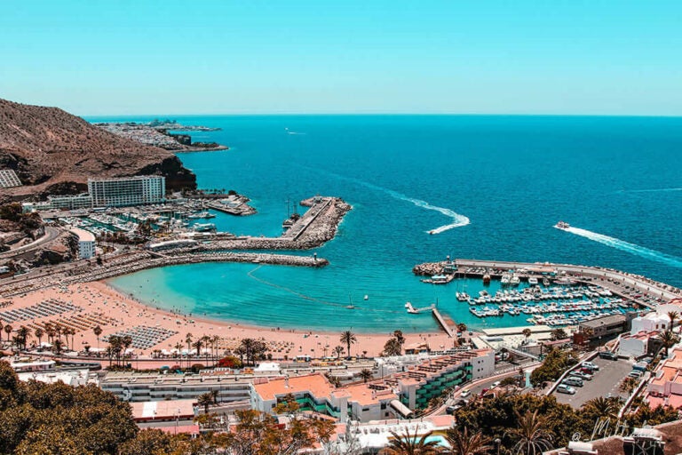 スペインのカナリア諸島にある港の写真