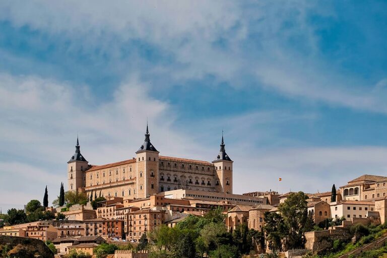 青空とトレド大聖堂の外観