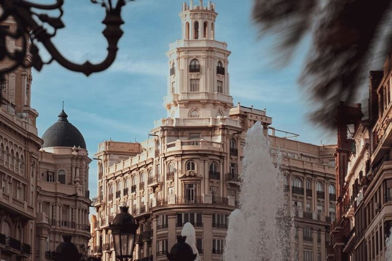 白い建物と噴水が中央にあるバレンシアの街並み