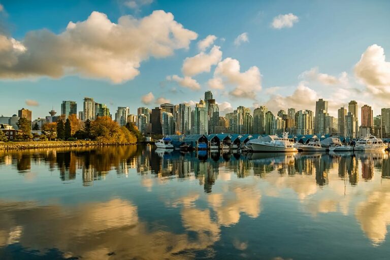 6月の晴れた朝に撮影されたカナダ・バンクーバーの港と高層ビル群の風景