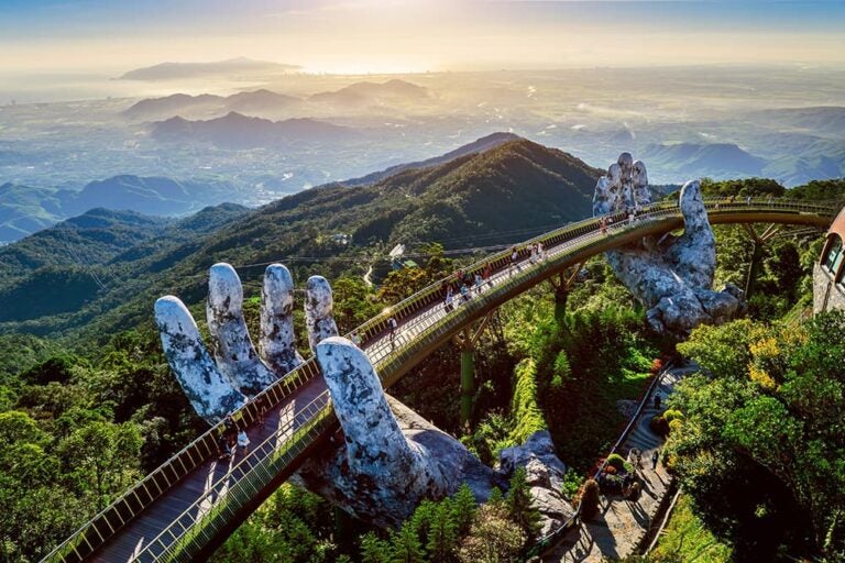 ダナン近郊バーナーヒルズの巨大な手に支えられたゴールデンブリッジと山岳の絶景