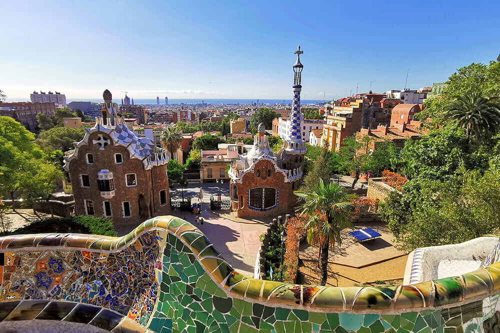 7月のスペイン・バルセロナ、グエル公園から市街地と海を望む眺望