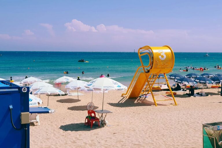 7月の韓国・釜山の海雲台ビーチで、夏を楽しむ観光客の様子