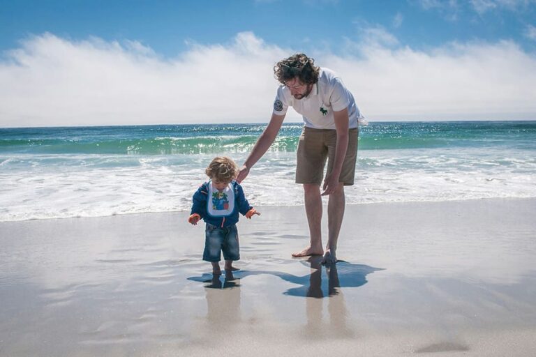 オーストラリア・ケアンズのビーチで、親子が冬でも暖かく海辺を楽しむ様子