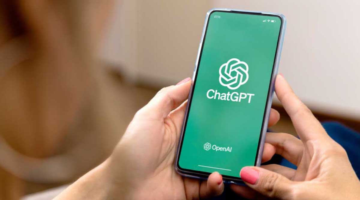 女性が手に持つスマートフォンの画面に表示されたChatGPTのアプリ起動画面。緑色の背景にChatGPTとOpenAIのロゴが見える。