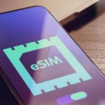 スマートフォンの画面に表示されたeSIMのアイコンとスイッチ。物理SIM不要のデジタルSIM技術を象徴するモダンなイメージ。