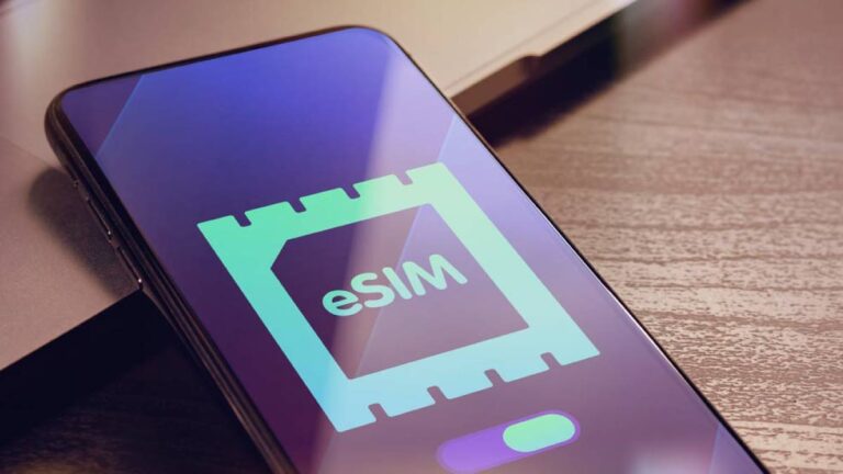 スマートフォンの画面に表示されたeSIMのアイコンとスイッチ。物理SIM不要のデジタルSIM技術を象徴するモダンなイメージ。