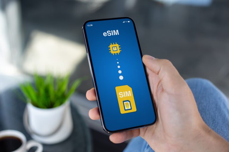 eSIMへの切り替え画面を表示したスマートフォンで、電話番号付きeSIMのメリットと利用場面を表した写真