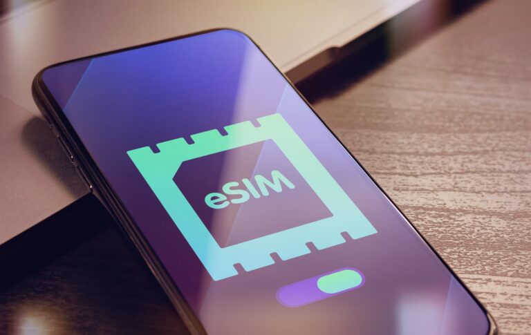 eSIMへの切り替え画面を表示したスマートフォンで、電話番号付きeSIMのメリットと利用場面を表した写真