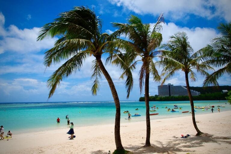 7月のグアム・タモンビーチで、リゾート気分を楽しむ旅行客の様子