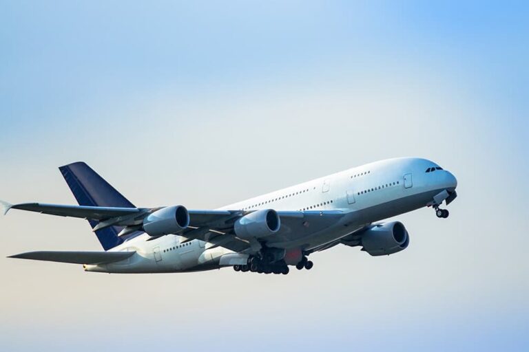 青空に向かって離陸する大型旅客機を捉えた海外旅行のイメージ