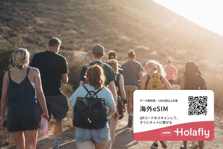 夏の旅行でハイキングを楽しむグループ旅行者たち。Holaflyの海外eSIM案内付きプロモーション