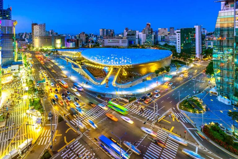 夜のソウル・東大門デザインプラザ前の交差点を行き交うバスや車