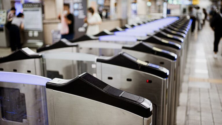 韓国・ソウルの地下鉄駅に並ぶ自動改札機と奥の券売機