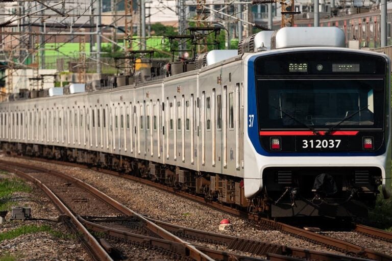 韓国・ソウルの地上区間の線路を走る都市鉄道の電車