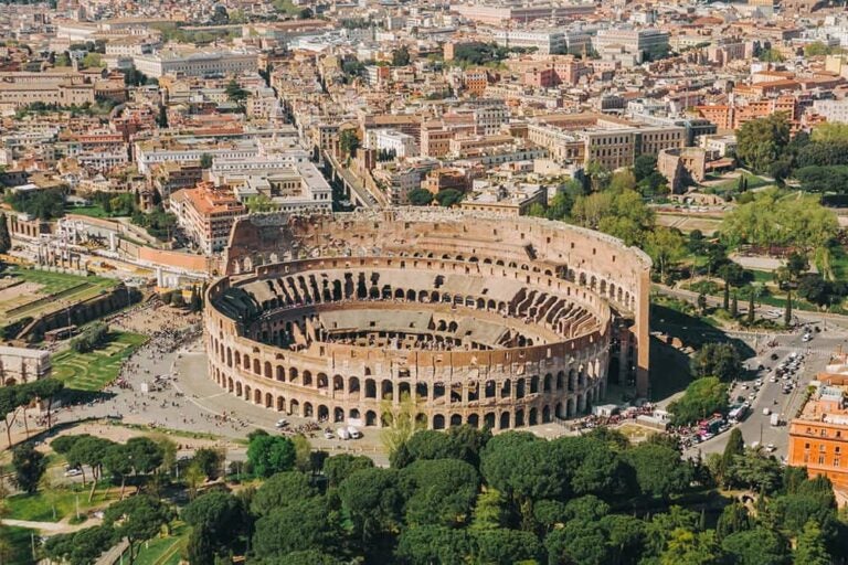 夏のイタリア・ローマ、古代ローマの象徴コロッセオを上空から撮影した写真。
