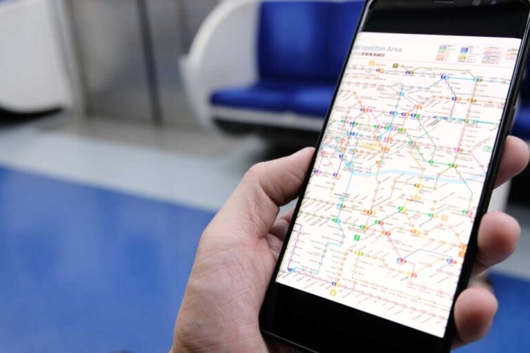 韓国・ソウルの地下鉄車内で、スマートフォンに表示された首都圏地下鉄の路線図を確認する様子。