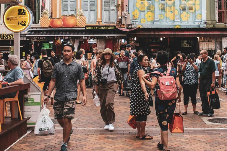 シンガポールの観光客でにぎわうマーケットでお土産を選ぶ旅行者たち