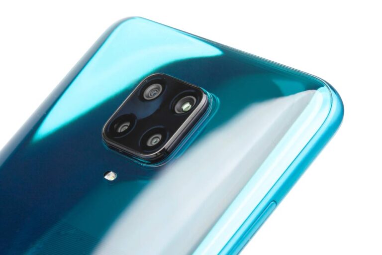 青いスマートフォンの背面に搭載されたクアッドカメラのクローズアップ。光沢のあるボディとモダンなデザインが特徴的。