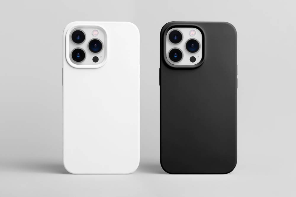 白と黒のスマートフォンケースを装着した2台のスマートフォン。ミニマルな背景で並べられたシンプルかつスタイリッシュなデザイン。