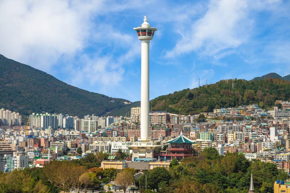 韓国・釜山の中心部にそびえる釜山タワー。山と市街地に囲まれたロケーションに立ち、街全体を見渡せる人気の展望スポットとして知られる。