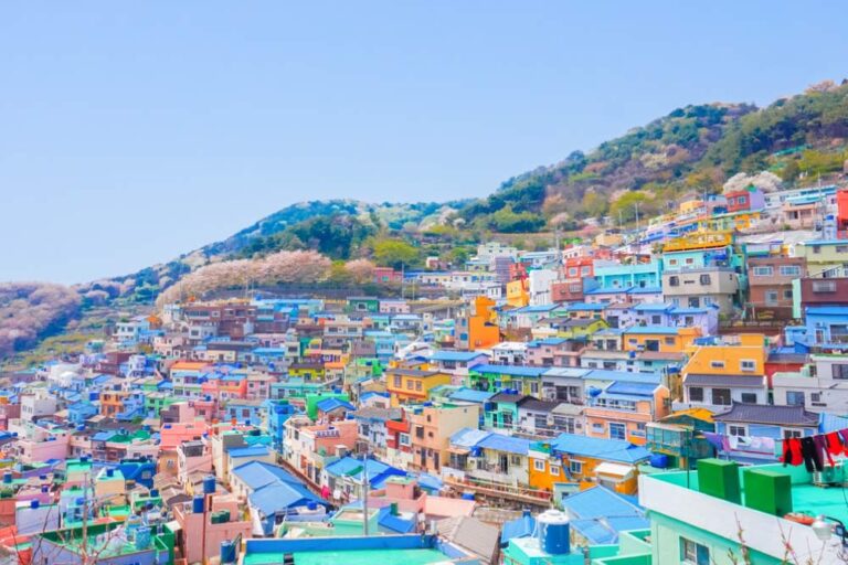 韓国・釜山の甘川文化村に広がるカラフルな家々と春の山並み。坂の街に鮮やかな色彩が映え、アートと歴史が融合した独特の風景が広がる。