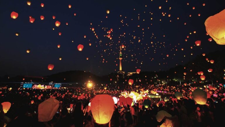 韓国・大邱で開催された夜のランタンフェスティバル。無数のスカイランタンが夜空に舞い上がり、Eワールド83タワーを背景に幻想的な雰囲気が広がる。