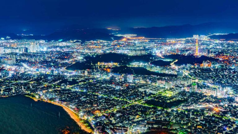 韓国・大邱の市街地が山の上から一望できる夜景。高層ビルや住宅街の灯りがきらめき、奥にはEワールド83タワーも光を放っている。