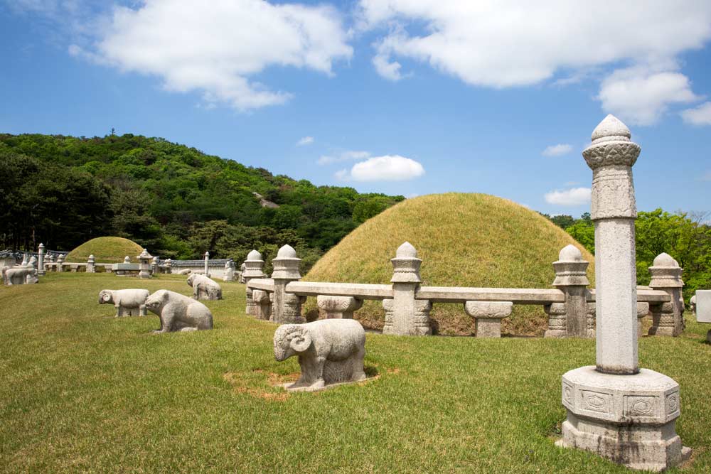 韓国の東九陵(トングルン)にある王陵群。芝に覆われた墓丘と石像が整然と並ぶ静かな史跡。