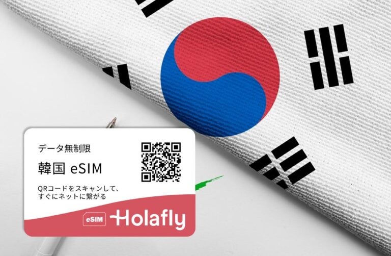 韓国の国旗とチェックマークが描かれた背景に、Holaflyの韓国eSIM広告カードが配置された画像