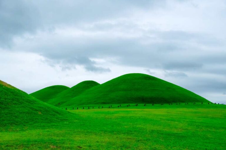 韓国・伽耶古墳群の草に覆われた円形の墳墓。ユネスコ世界遺産にも登録された、古代伽耶連邦の歴史を伝える貴重な遺跡