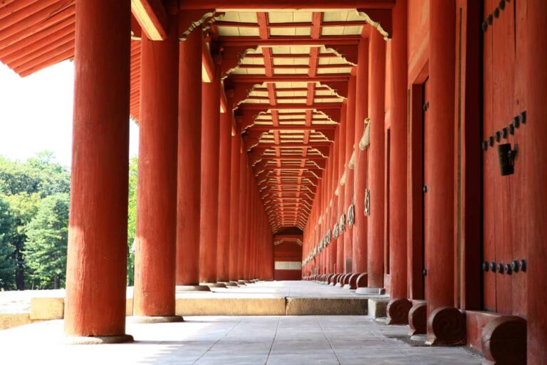 宗廟（チョンミョ）の赤い回廊。まっすぐに続く柱と屋根が神聖で厳かな雰囲気を醸し出している。