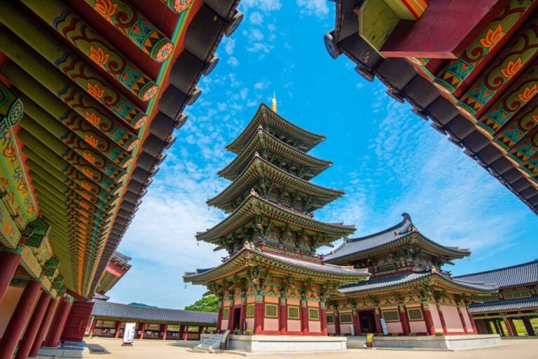 韓国の伝統建築を再現した五重塔。色鮮やかな丹青（ダンチョン）で装飾された建物が青空の下に美しく映え、百済建築様式を感じさせる風格が漂う。