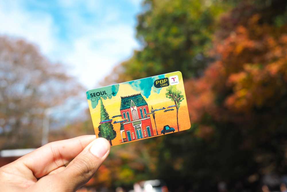 韓国・ソウルの観光用交通ICカード「Seoul Citypass+(POPカード)」を手に持つ様子。