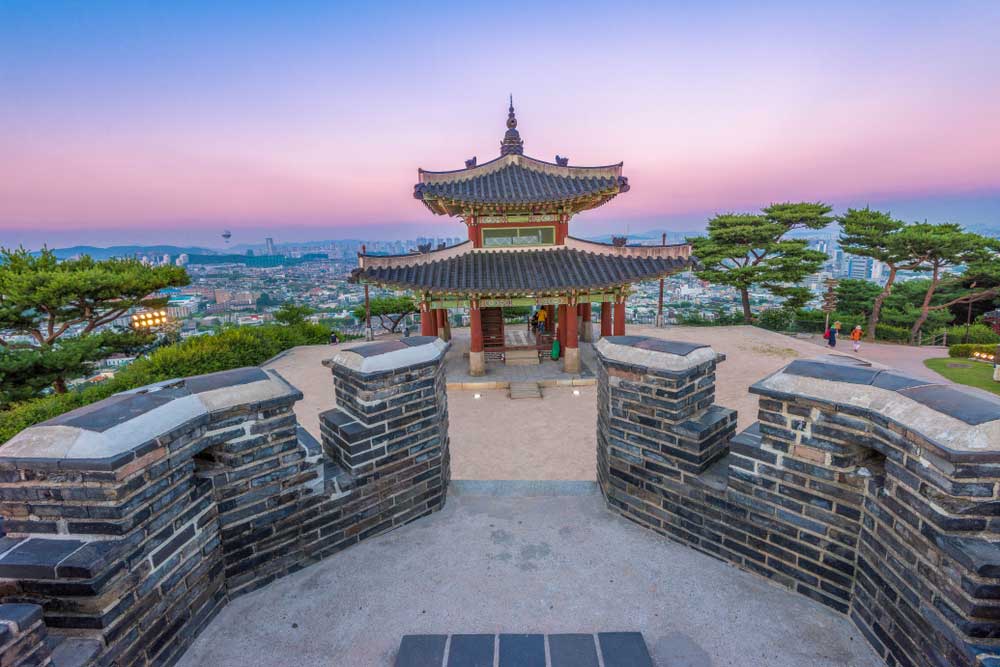 夕暮れ時の水原華城(スウォンファソン)の眺望。韓国の歴史的な城郭と街並みが一望できる。