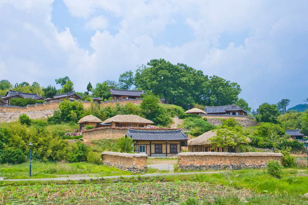 慶州の良洞民俗村(ヤンドンミンソクマウル)の伝統家屋と自然豊かな風景。韓国の古き良き村の暮らしが残るエリア。