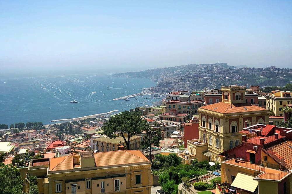 夏のイタリア南部・ナポリ沿岸を一望できる高台からの眺望