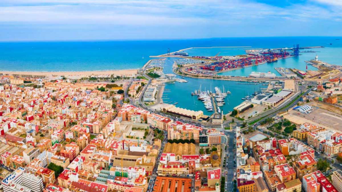 スペイン・バレンシアの港と街並みを一望できる空撮写真。地中海に面した活気ある都市の景色が広がる。