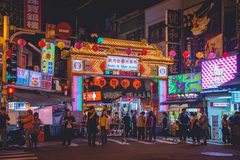 台湾・台北の饒河街夜市、華やかな門構えとにぎわう観光客の様子