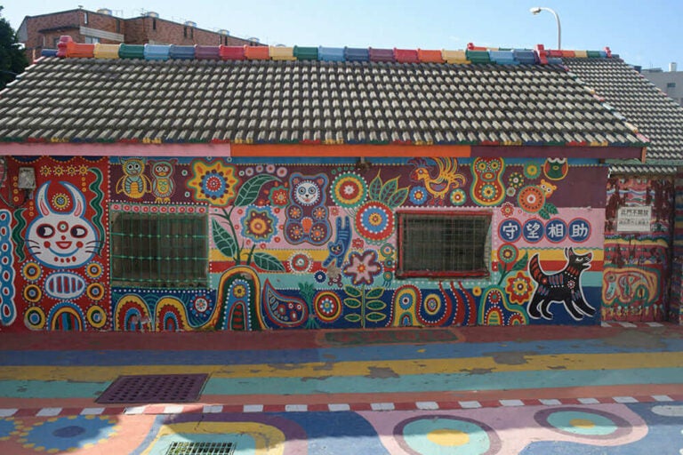 台湾・台中の人気スポット「彩虹眷村（レインボービレッジ）」のカラフルな壁画を紹介する写真