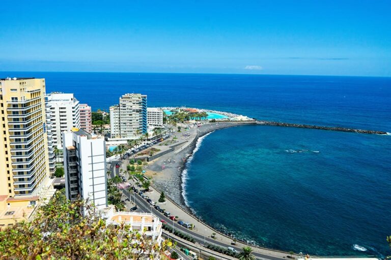 スペイン・テネリフェ島の青い海に囲まれたビーチリゾートと街並みを上空からとらえた写真